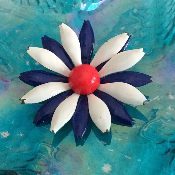 🌹Cool Vintage Metal Flower Brooch Wardrobe Must🌹 - Picture 3 of 5